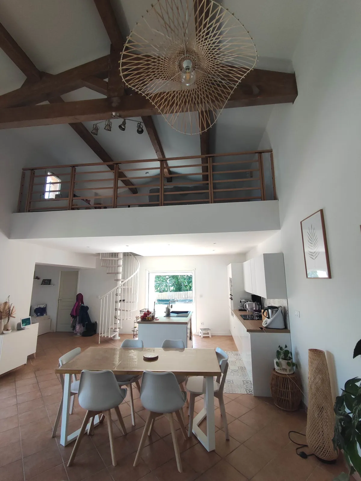 Salle à manger avec mezzanine et poutres