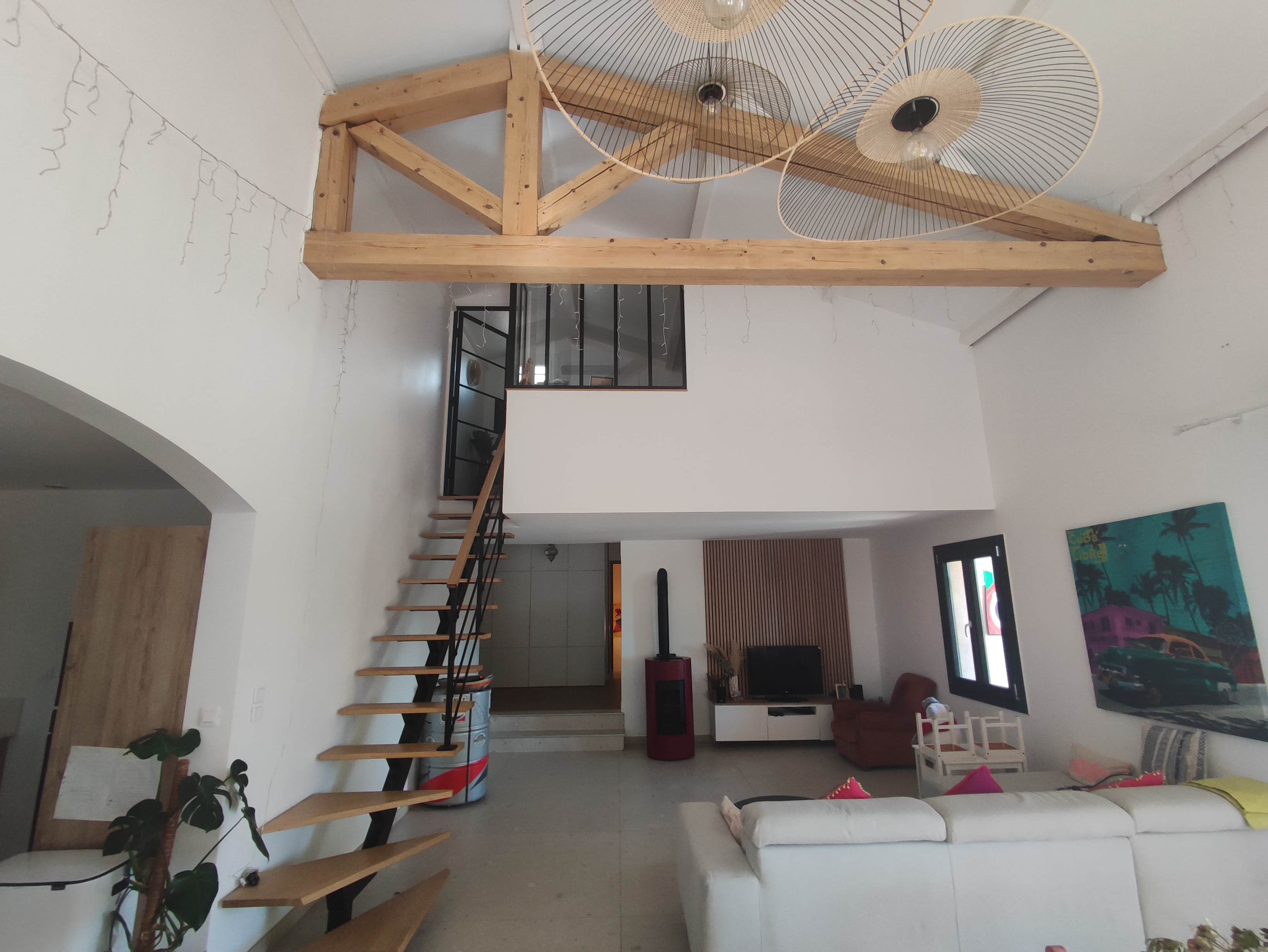 Salon moderne avec mezzanine