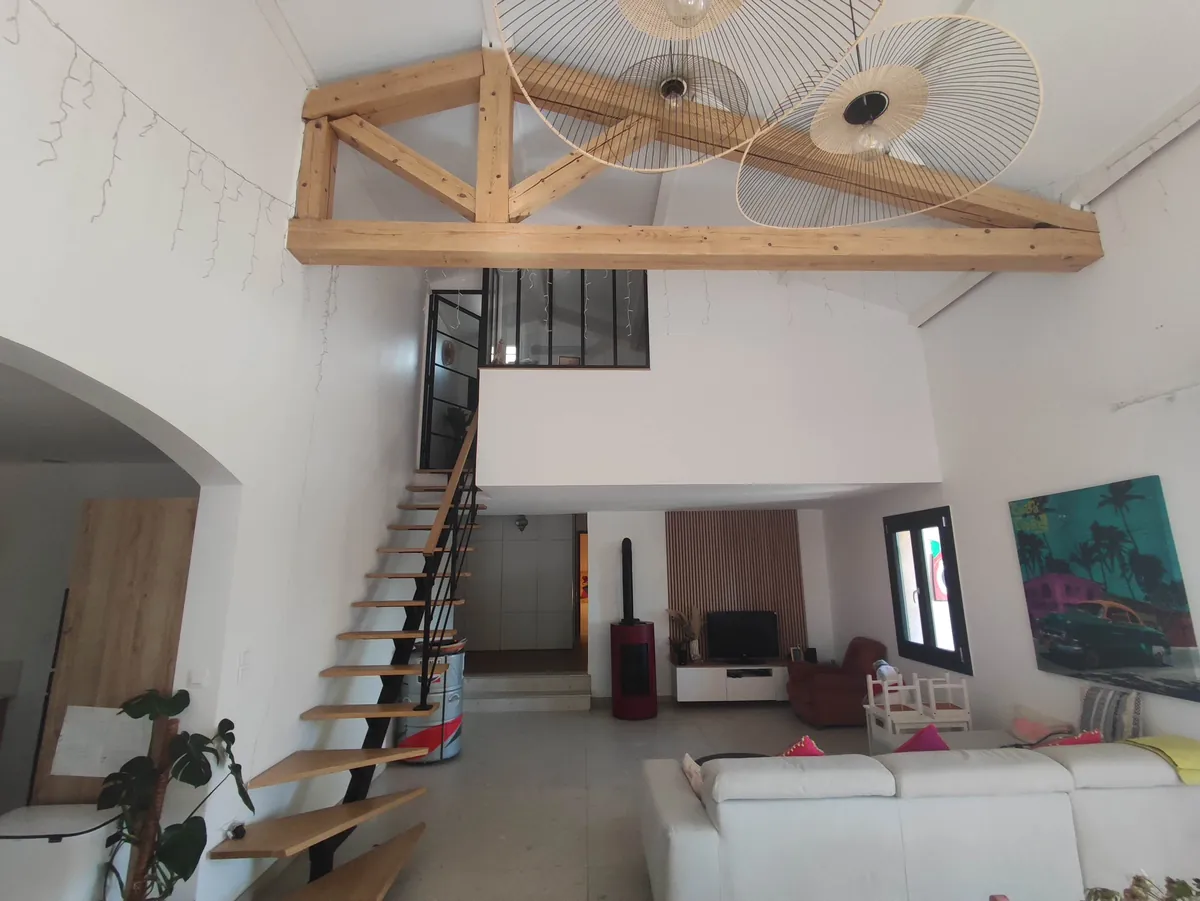 Salon moderne avec mezzanine