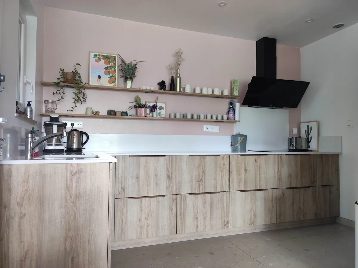 Cuisine moderne avec mur rose et bois