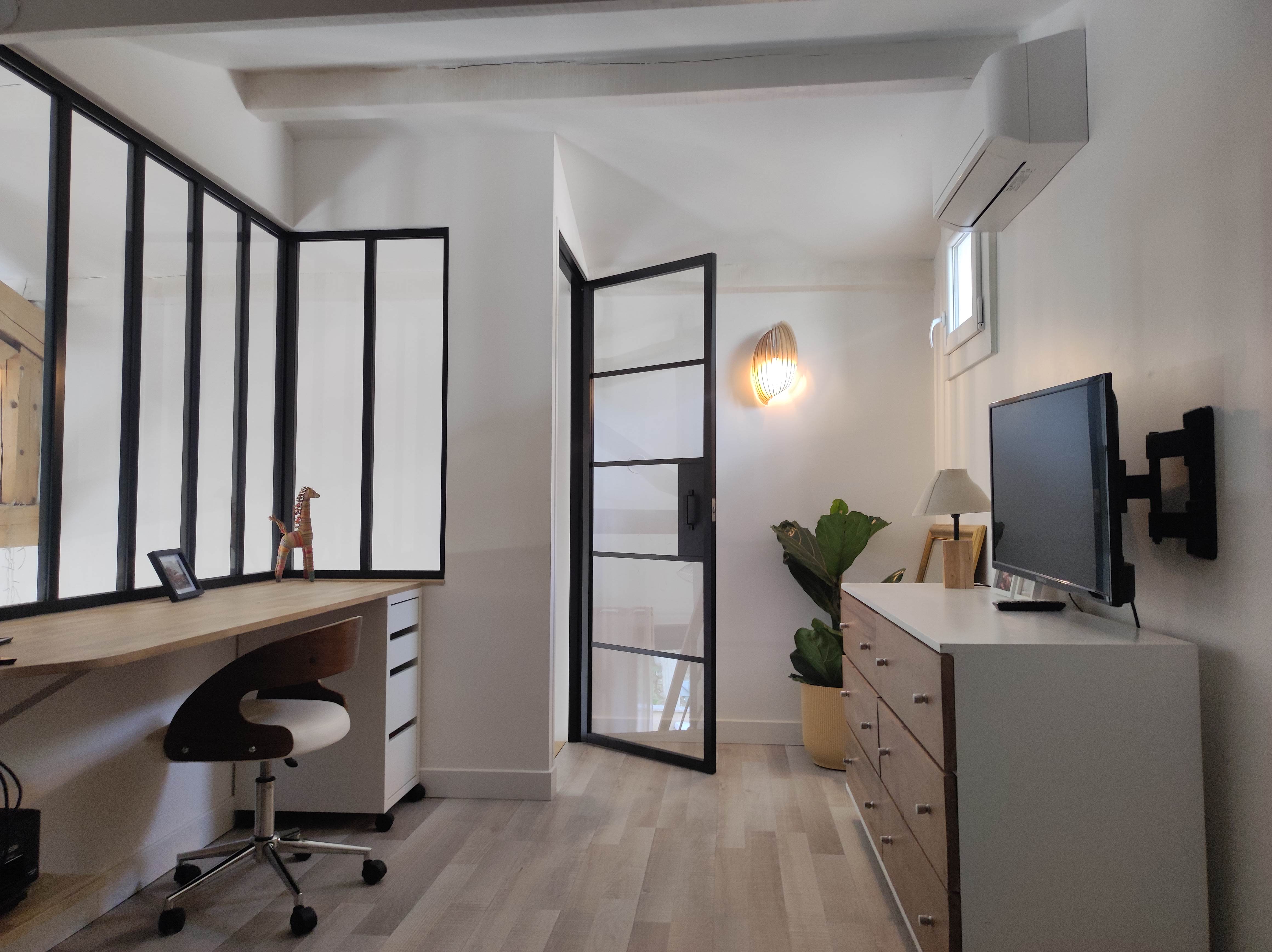 Bureau avec verrière industrielle