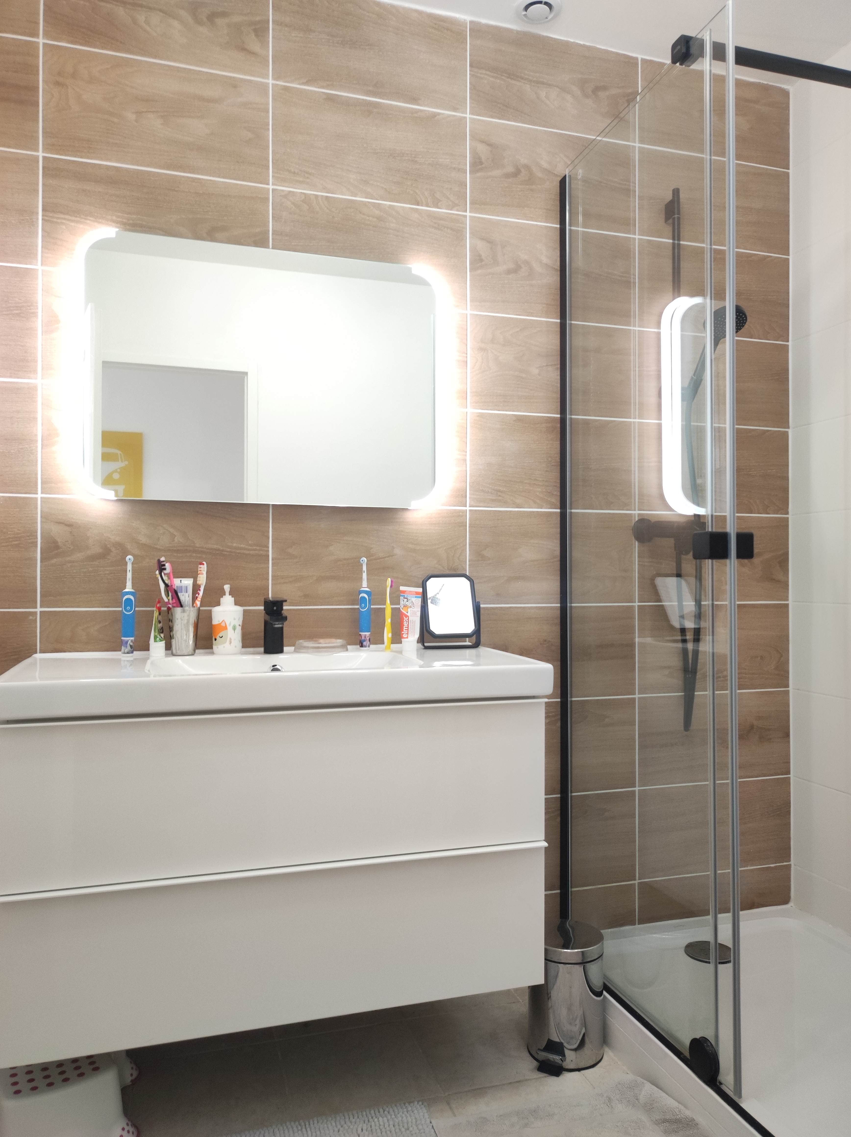 Salle de bain avec revêtement bois