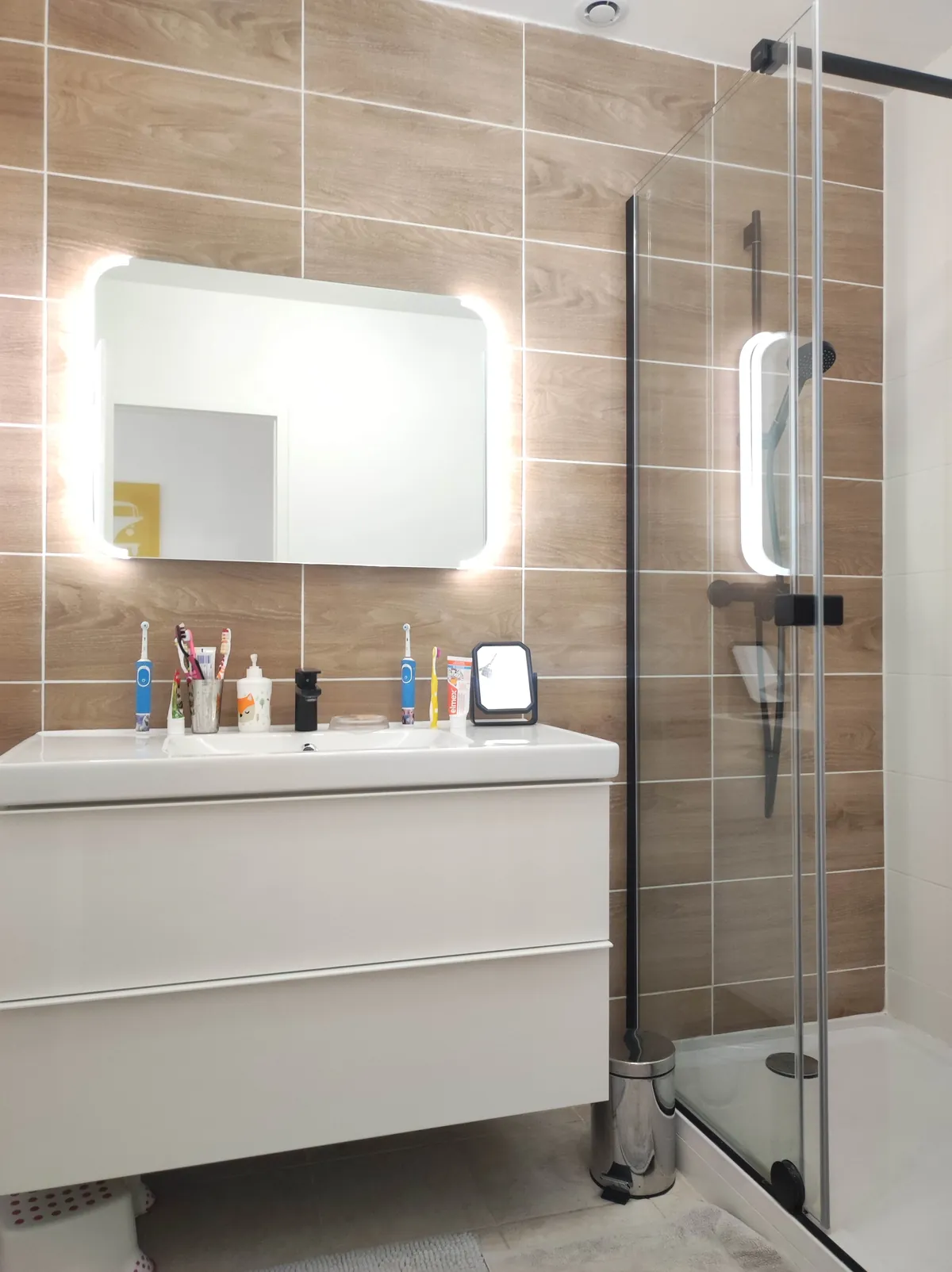 Salle de bain avec revêtement bois
