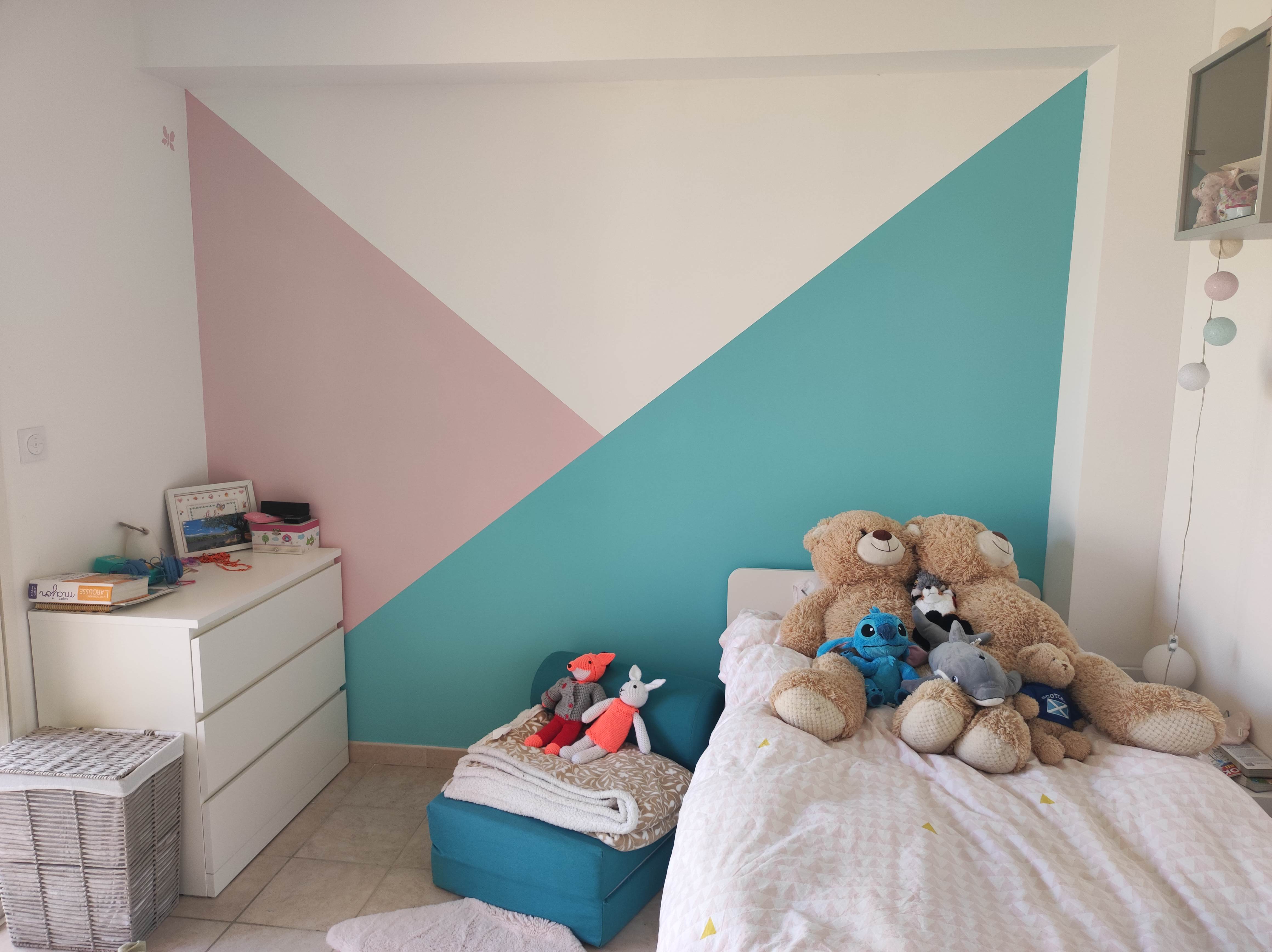 Chambre d'enfant avec mur graphique coloré